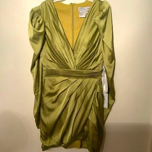 green dress ve on font  with bras pad longer sleeves  shots size 6